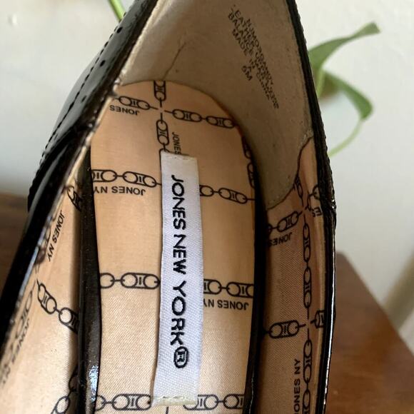 Jones New York Dark Chocolate Brown Patent Leather Peep Toe Pump Size 5 NWT - Picture 4 of 11